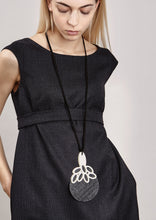 Carica l'immagine nel visualizzatore di Gallery, ventaglio-collana-Albero-bianco