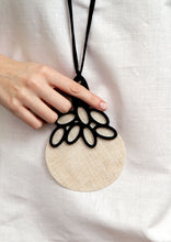 Carica l'immagine nel visualizzatore di Gallery, ventaglio-collana-Albero-nero