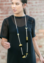 Carica l'immagine nel visualizzatore di Gallery, collana-bolli-oro-plexiglas