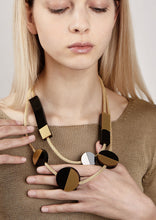 Carica l'immagine nel visualizzatore di Gallery, collana-bolli-oro-plexiglas