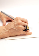 Carica l'immagine nel visualizzatore di Gallery, anello-cross-oro-nylon-3d-plexiglas