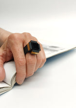 Carica l'immagine nel visualizzatore di Gallery, anello-cross-nero-nylon-3d-plexiglas