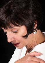 Carica l'immagine nel visualizzatore di Gallery, orecchini-eye-bianco-nylon-3d-plexiglas