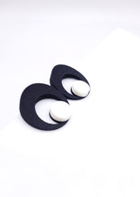 Carica l'immagine nel visualizzatore di Gallery, orecchini-eye-bianco-nylon-3d-plexiglas