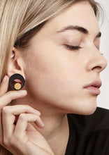Carica l'immagine nel visualizzatore di Gallery, orecchini-eye-oro-nylon-3d-plexiglas