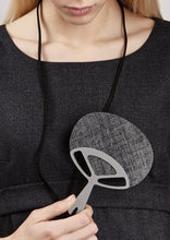 Carica l'immagine nel visualizzatore di Gallery, ventaglio-jap-paglia-antracite-plexiglas-argento