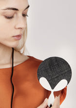 Carica l'immagine nel visualizzatore di Gallery, ventaglio-paglia-grigio-jinko-plexiglas-bianco