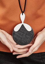 Carica l'immagine nel visualizzatore di Gallery, ventaglio-paglia-grigio-jinko-plexiglas-bianco