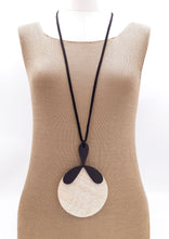 Carica l'immagine nel visualizzatore di Gallery, ventaglio-collana-paglia-jinko-plexiglas-nero