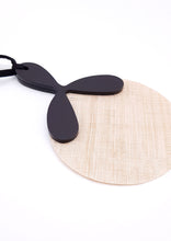 Carica l'immagine nel visualizzatore di Gallery, ventaglio-collana-paglia-jinko-plexiglas-nero