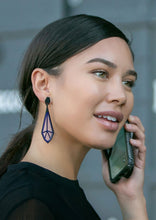 Carica l'immagine nel visualizzatore di Gallery, orecchini-lapis-trasparente-nylon-plexiglas