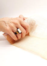 Carica l'immagine nel visualizzatore di Gallery, anello-piet-bianco-nylon-3d-plexiglas