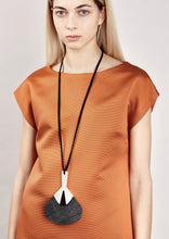 Carica l'immagine nel visualizzatore di Gallery, ventaglio-paglia-ran-plexiglas-bianco