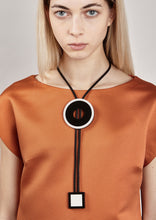 Carica l'immagine nel visualizzatore di Gallery, colana-Ring-nerocollana-ring-nero-plexiglas