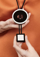 Carica l'immagine nel visualizzatore di Gallery, collana-ring-nero-plexiglas
