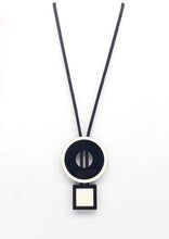 Carica l'immagine nel visualizzatore di Gallery, collana-ring-nero-plexiglas