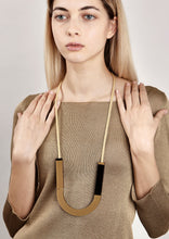 Carica l'immagine nel visualizzatore di Gallery, collana-semicerchio-oro-plexiglas