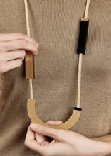 Carica l'immagine nel visualizzatore di Gallery, collana-semicerchio-oro-plexiglas