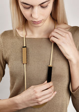 Carica l'immagine nel visualizzatore di Gallery, collana-semicerchio-oro-plexiglas