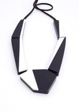 Load image into Gallery viewer, collana-shine-bianco-nero-plexiglas