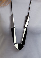 Load image into Gallery viewer, collana-shine-bianco-nero-plexiglas
