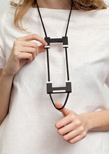 Load image into Gallery viewer, collana-square-nero-opaco-bianco-plexiglas