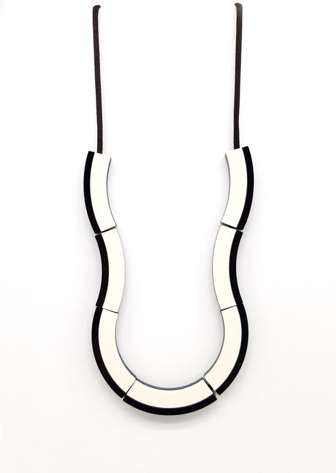 collana-serpentine-bianco-nero-plexiglas