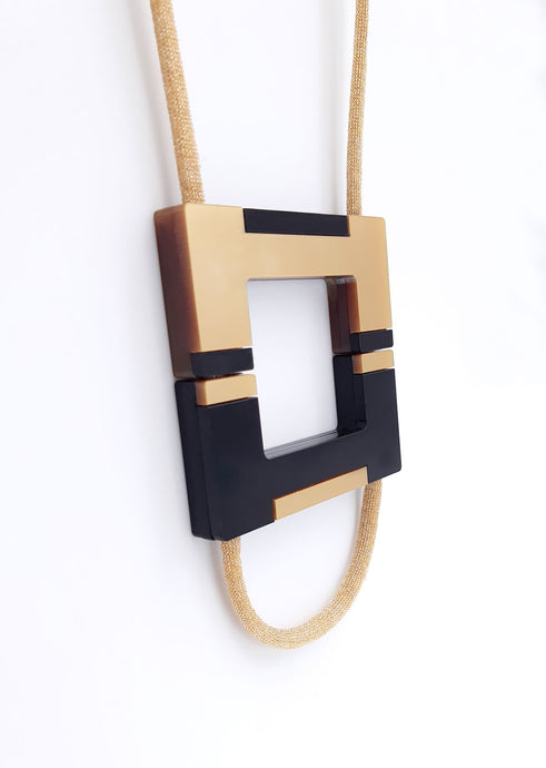 collana-square-nero-lucido-oro-plexiglas